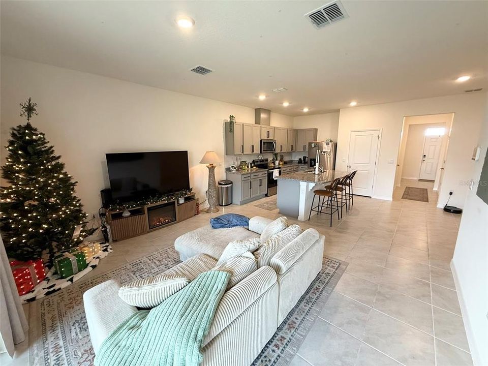 For Rent: $2,067 (3 beds, 2 baths, 1676 Square Feet)