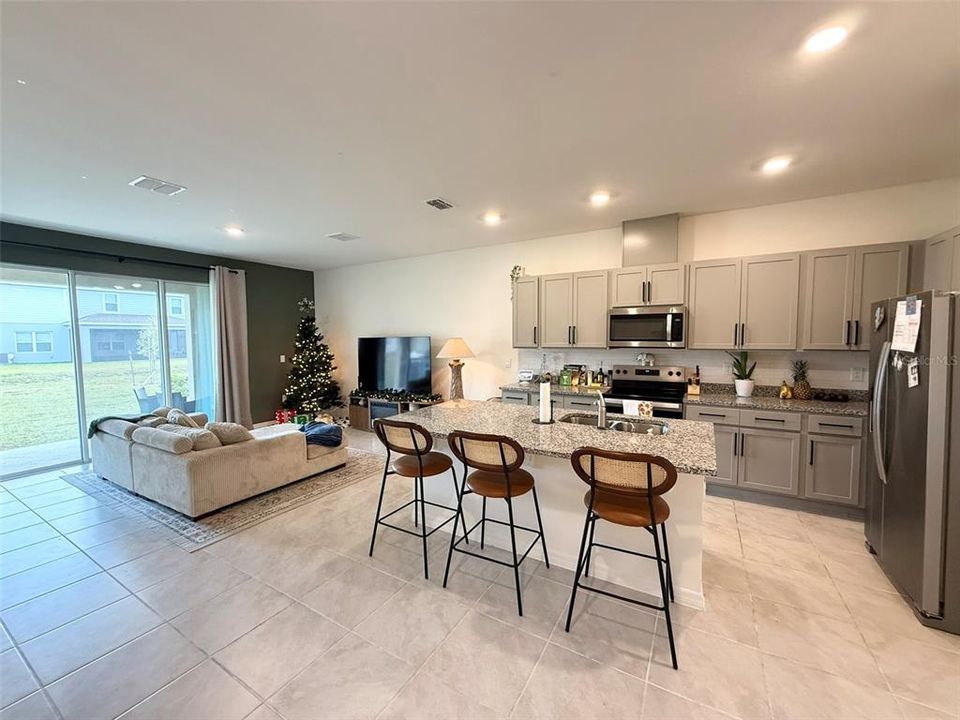 For Rent: $2,067 (3 beds, 2 baths, 1676 Square Feet)