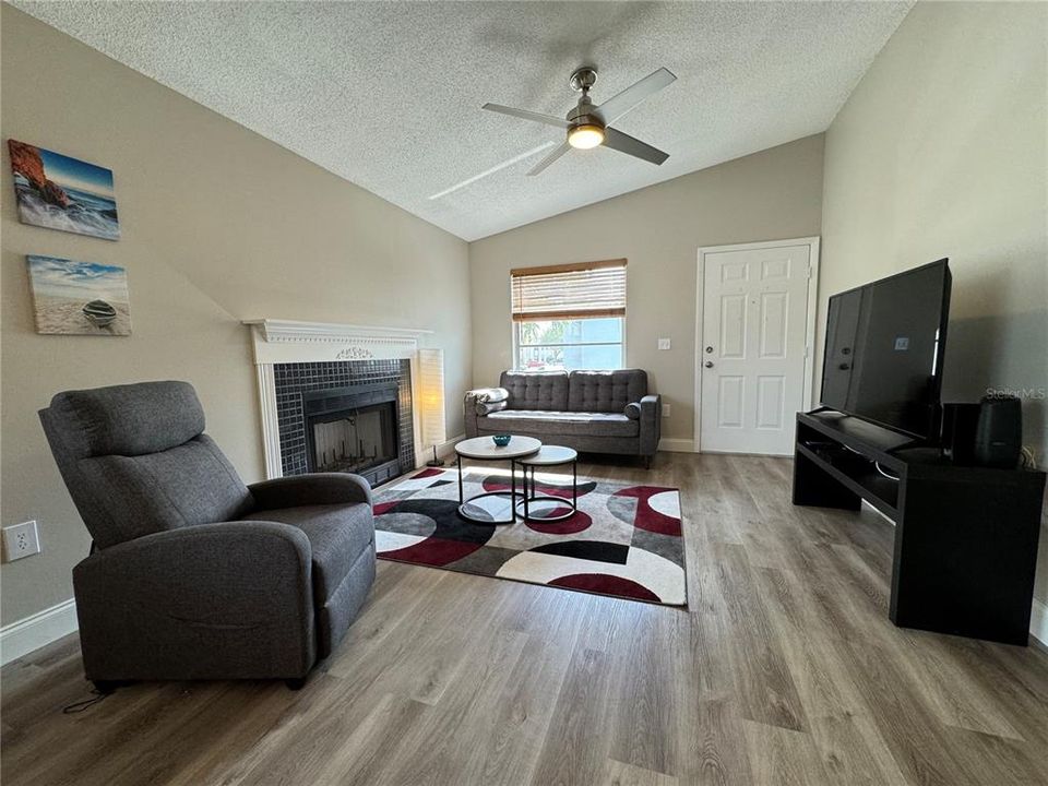 For Rent: $1,600 (2 beds, 2 baths, 912 Square Feet)