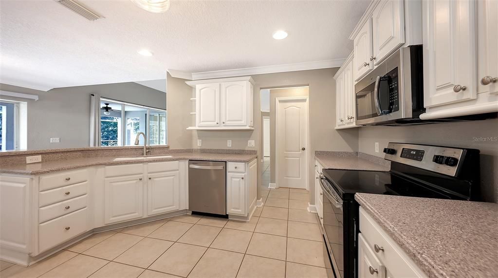 For Sale: $650,000 (4 beds, 2 baths, 2554 Square Feet)