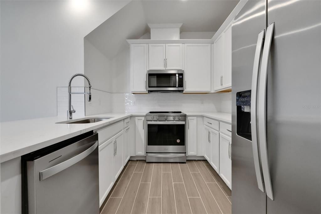 Под контрактом: $348,267 (3 спален, 2 ванн, 1807 Квадратных фут)