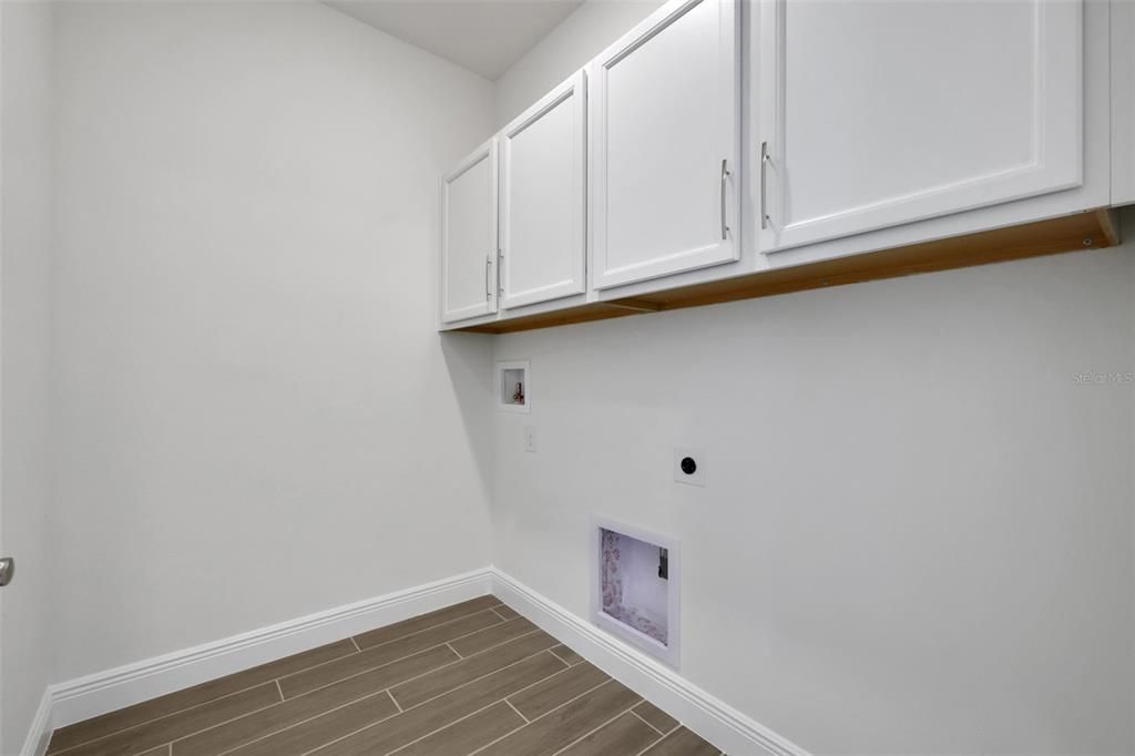 Под контрактом: $348,267 (3 спален, 2 ванн, 1807 Квадратных фут)