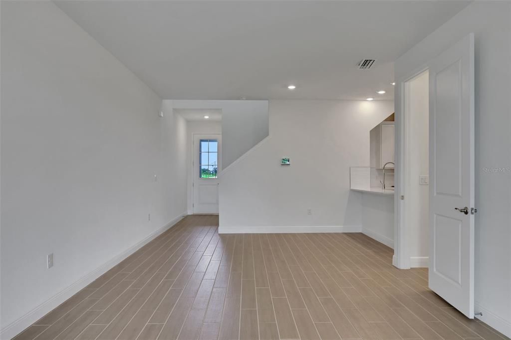 Под контрактом: $348,267 (3 спален, 2 ванн, 1807 Квадратных фут)