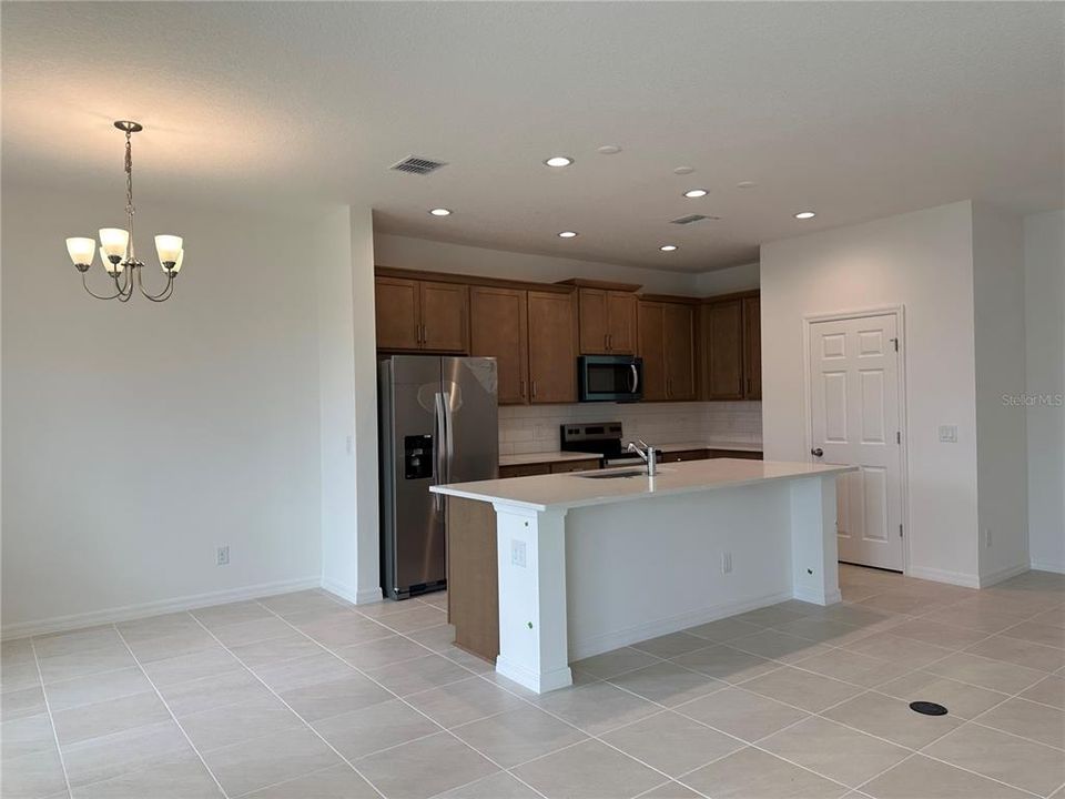 For Sale: $399,999 (4 beds, 2 baths, 1867 Square Feet)