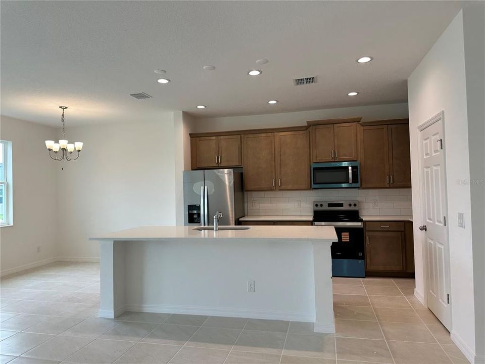 For Sale: $399,999 (4 beds, 2 baths, 1867 Square Feet)