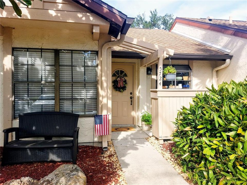 For Sale: $210,000 (2 beds, 2 baths, 937 Square Feet)