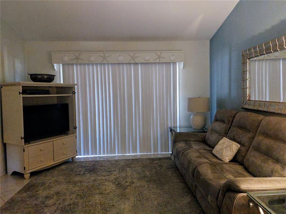 For Sale: $210,000 (2 beds, 2 baths, 937 Square Feet)