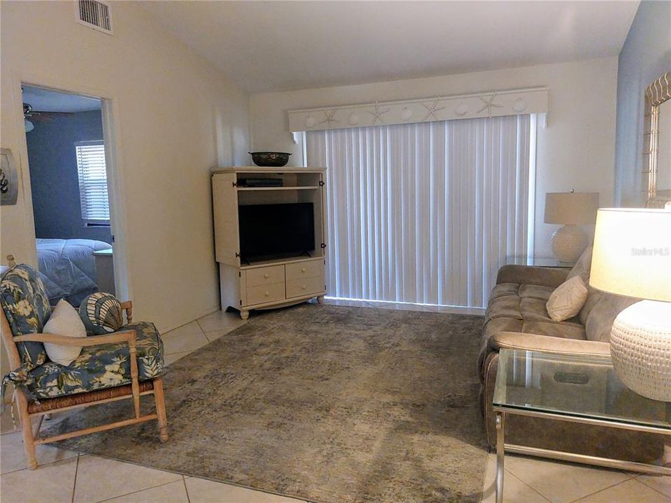 For Sale: $210,000 (2 beds, 2 baths, 937 Square Feet)