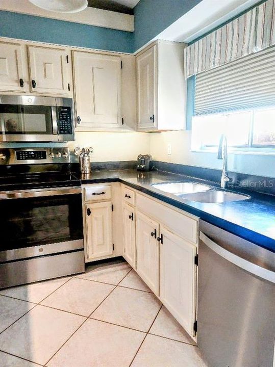 For Sale: $210,000 (2 beds, 2 baths, 937 Square Feet)