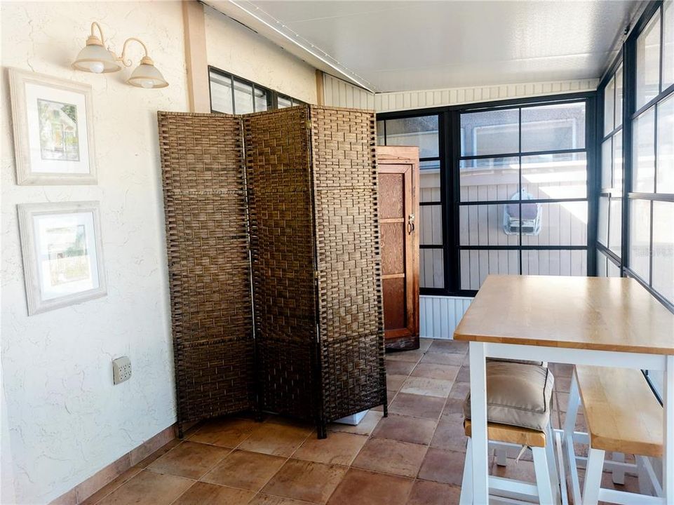 For Sale: $210,000 (2 beds, 2 baths, 937 Square Feet)