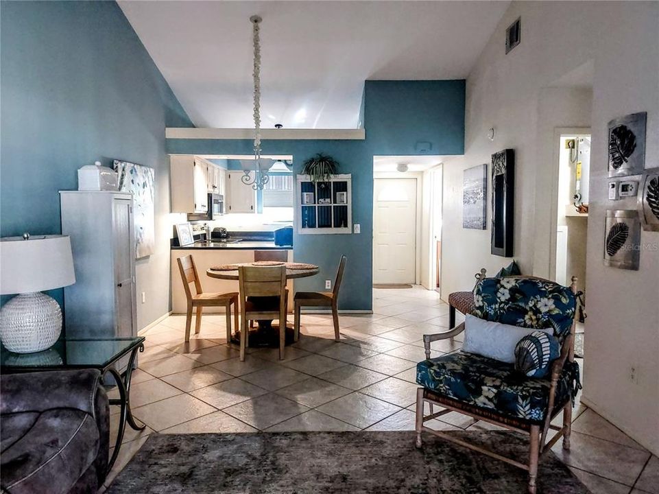 For Sale: $210,000 (2 beds, 2 baths, 937 Square Feet)