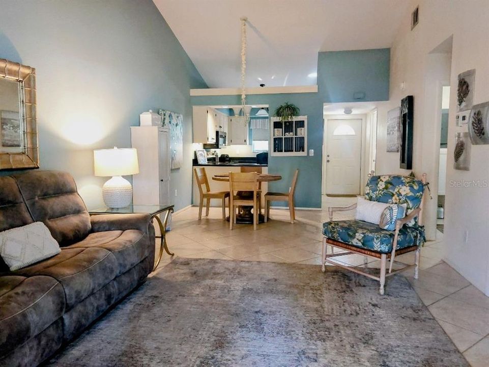 For Sale: $210,000 (2 beds, 2 baths, 937 Square Feet)