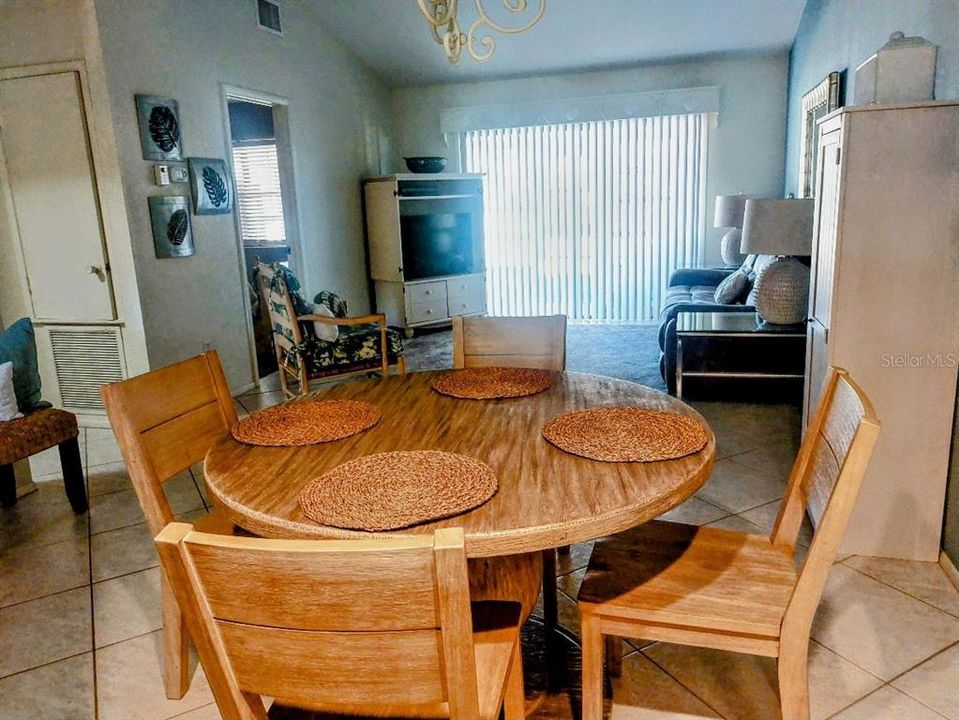 For Sale: $210,000 (2 beds, 2 baths, 937 Square Feet)