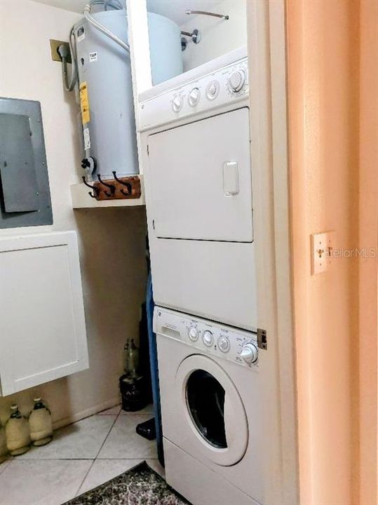 For Sale: $210,000 (2 beds, 2 baths, 937 Square Feet)