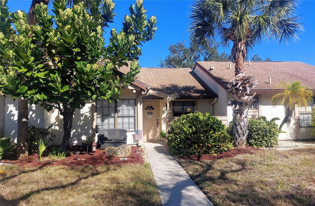 For Sale: $210,000 (2 beds, 2 baths, 937 Square Feet)