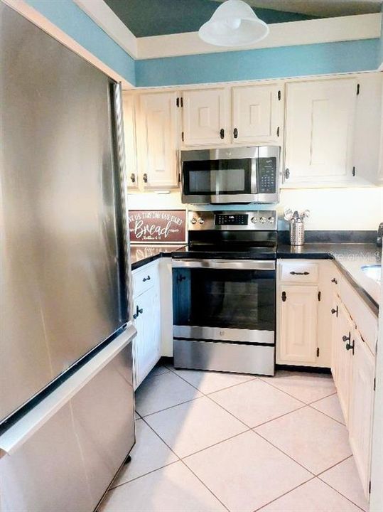 For Sale: $210,000 (2 beds, 2 baths, 937 Square Feet)