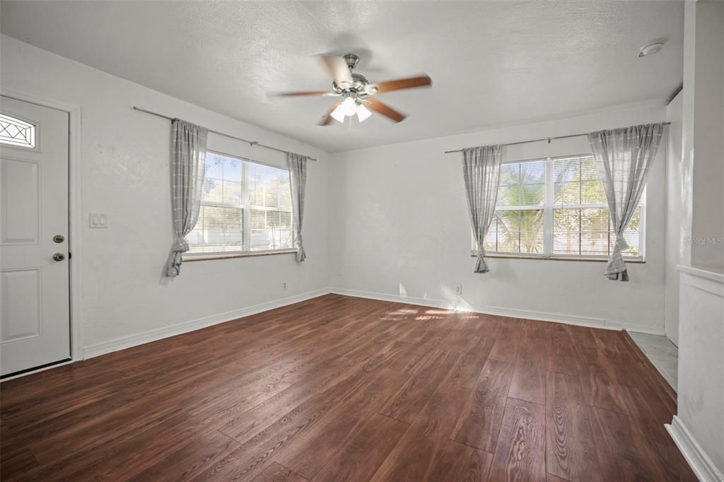 For Rent: $2,200 (2 beds, 1 baths, 720 Square Feet)