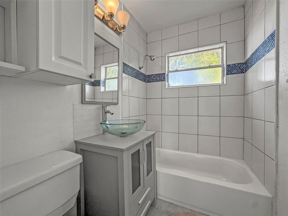 For Rent: $2,200 (2 beds, 1 baths, 720 Square Feet)