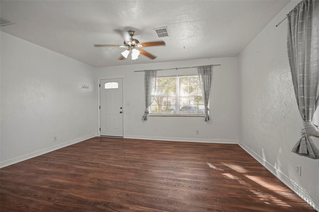 For Rent: $2,200 (2 beds, 1 baths, 720 Square Feet)