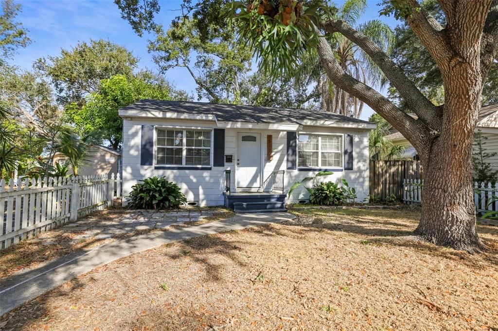 For Rent: $2,200 (2 beds, 1 baths, 720 Square Feet)