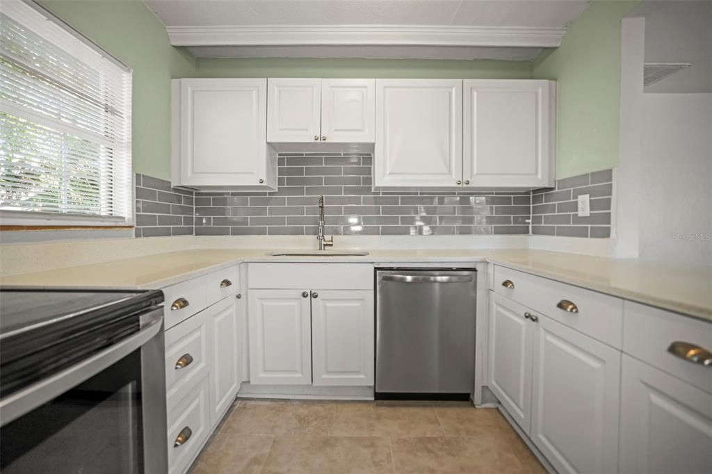 For Rent: $2,200 (2 beds, 1 baths, 720 Square Feet)