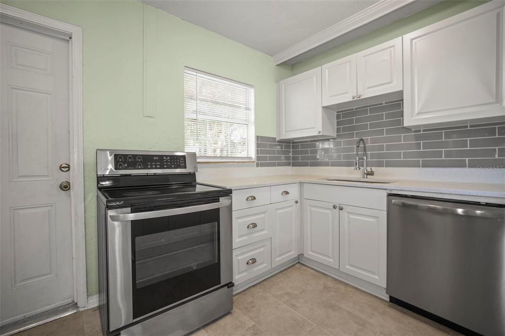 For Rent: $2,200 (2 beds, 1 baths, 720 Square Feet)