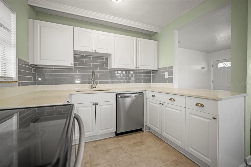 For Rent: $2,200 (2 beds, 1 baths, 720 Square Feet)