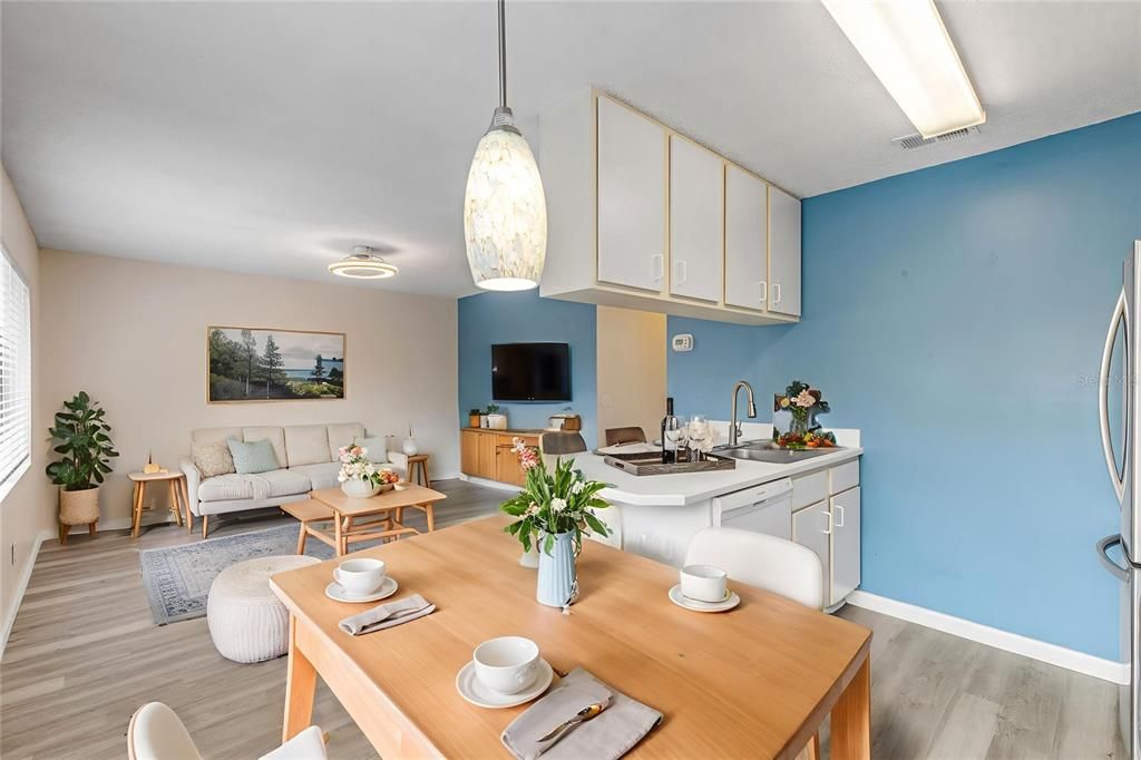 出租: $1,595 (2 贝兹, 2 浴室, 864 平方英尺)