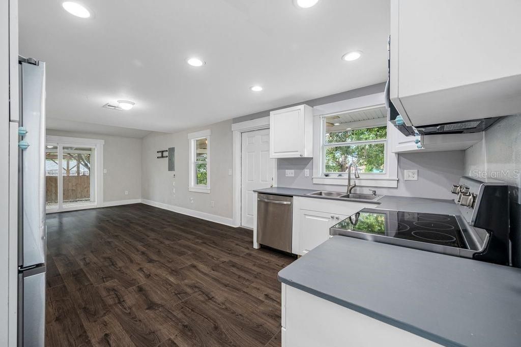 На продажу: $234,999 (2 спален, 1 ванн, 1032 Квадратных фут)