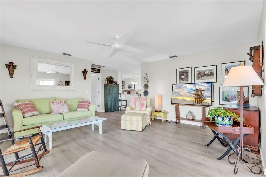 На продажу: $1,250,000 (2 спален, 2 ванн, 1248 Квадратных фут)