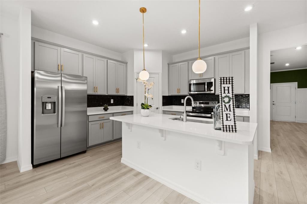 出租: $2,180 (4 贝兹, 3 浴室, 2210 平方英尺)