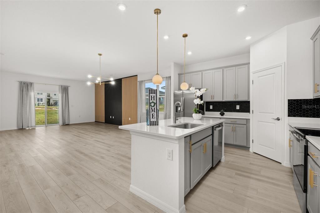 出租: $2,180 (4 贝兹, 3 浴室, 2210 平方英尺)