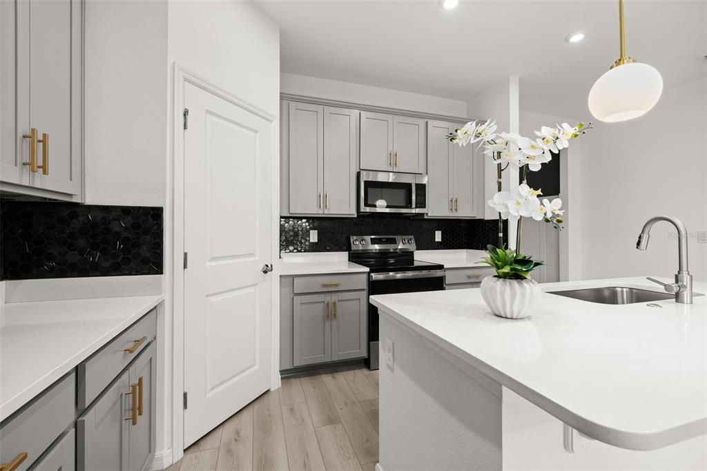 出租: $2,180 (4 贝兹, 3 浴室, 2210 平方英尺)