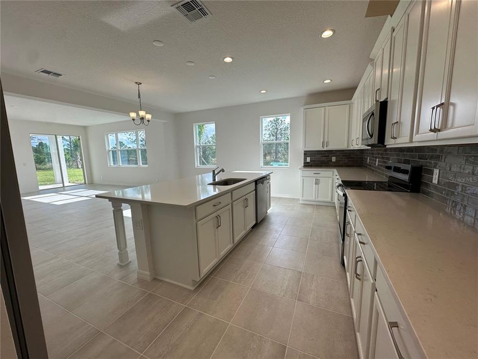 На продажу: $665,164 (5 спален, 3 ванн, 4438 Квадратных фут)