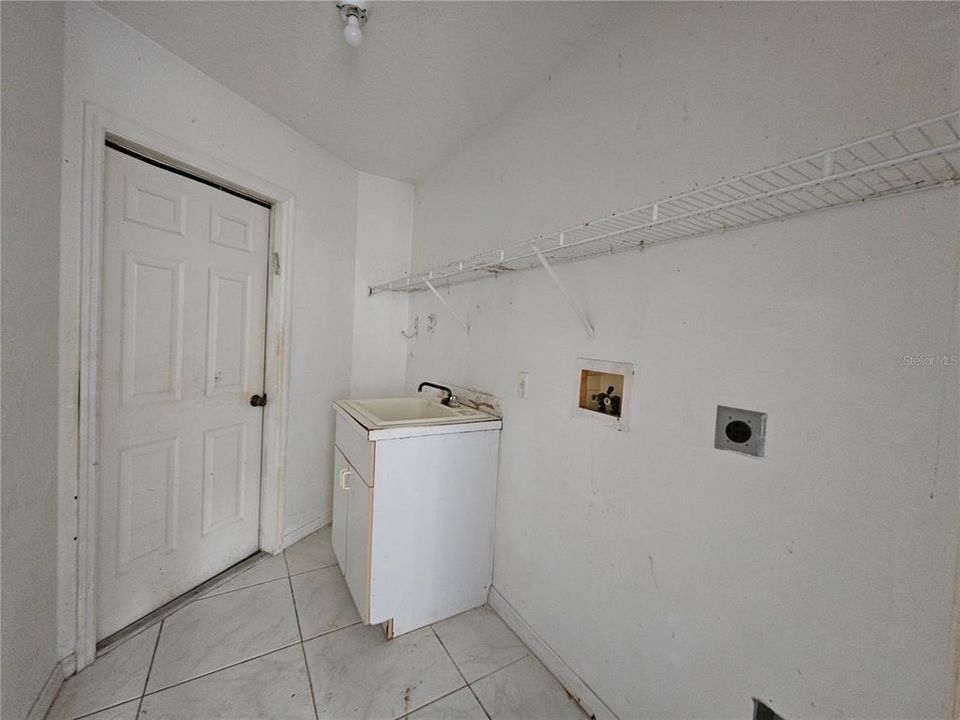 For Sale: $158,000 (3 beds, 2 baths, 1579 Square Feet)