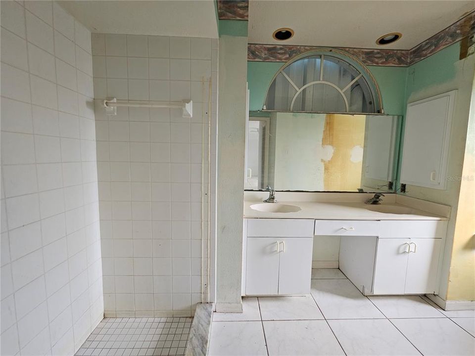 For Sale: $158,000 (3 beds, 2 baths, 1579 Square Feet)