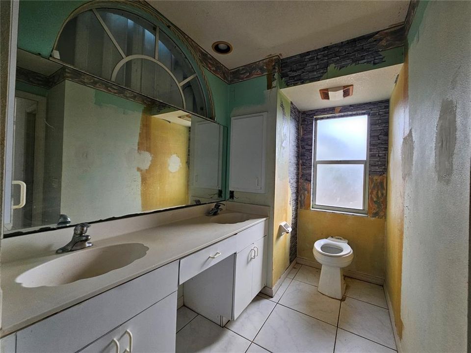 For Sale: $158,000 (3 beds, 2 baths, 1579 Square Feet)