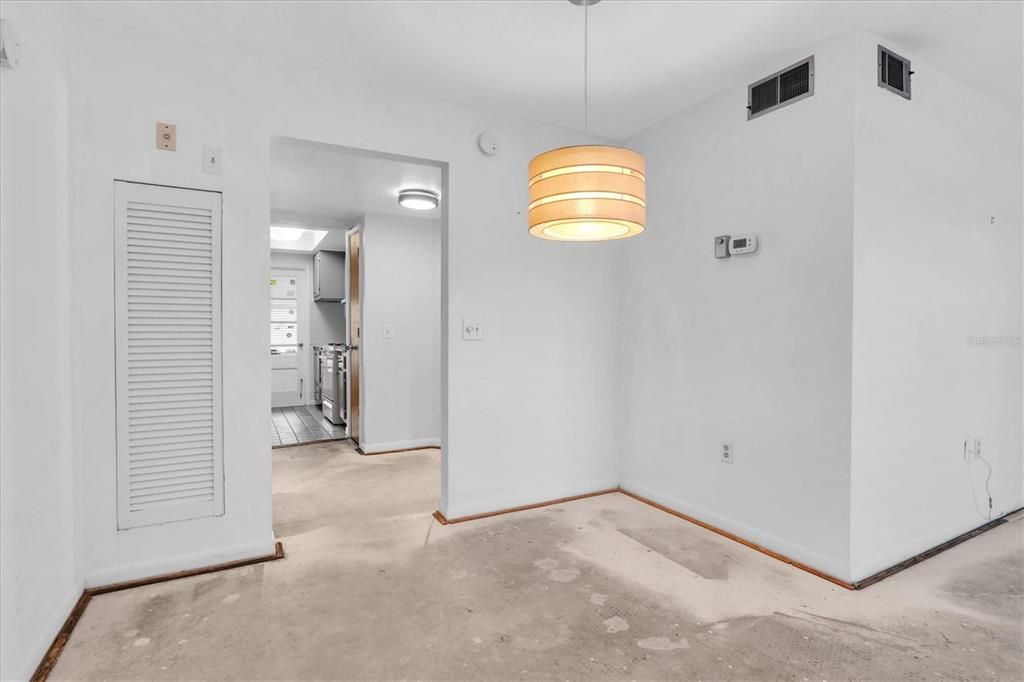 合同活跃: $59,900 (1 贝兹, 1 浴室, 680 平方英尺)