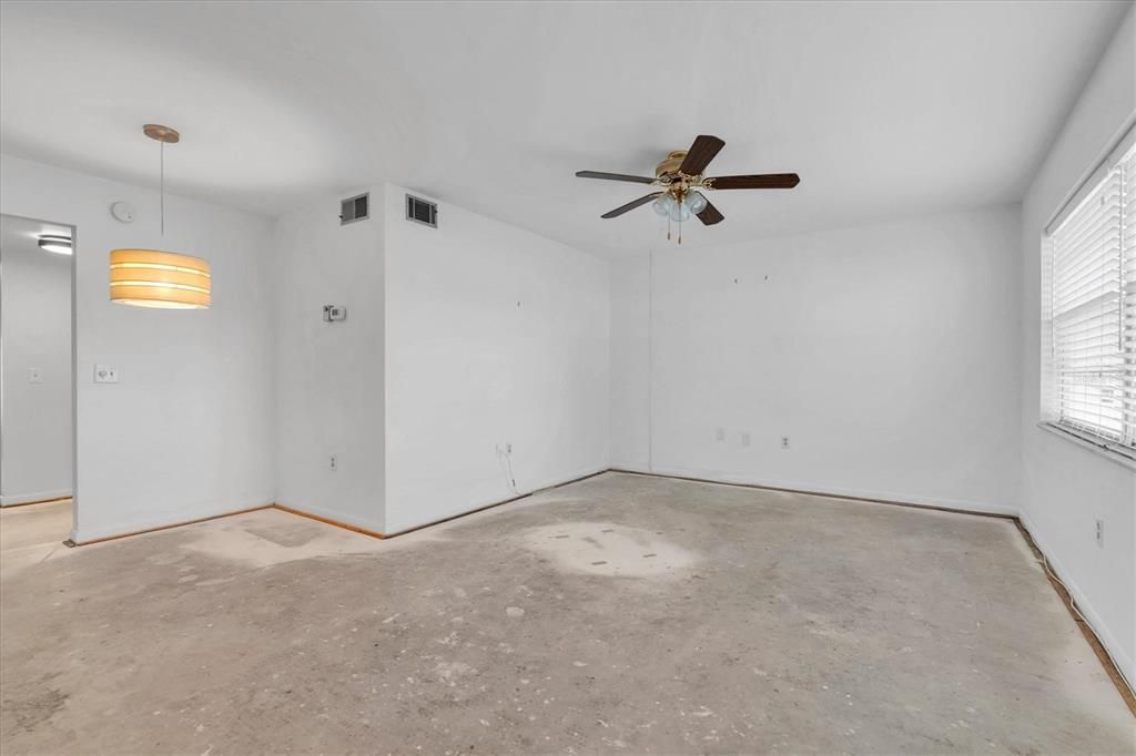 合同活跃: $59,900 (1 贝兹, 1 浴室, 680 平方英尺)