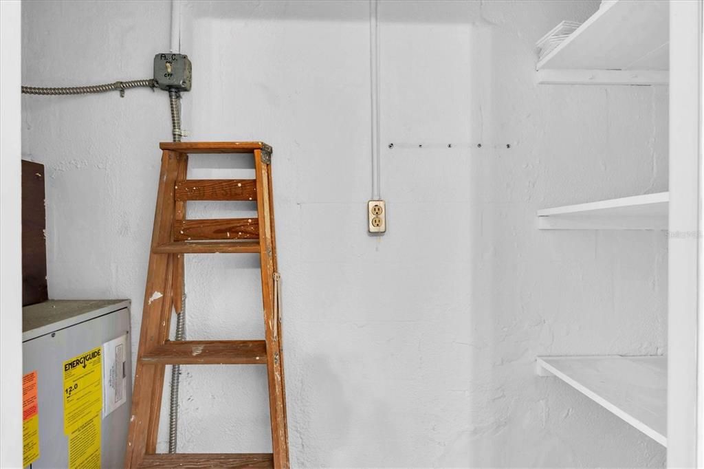 合同活跃: $59,900 (1 贝兹, 1 浴室, 680 平方英尺)