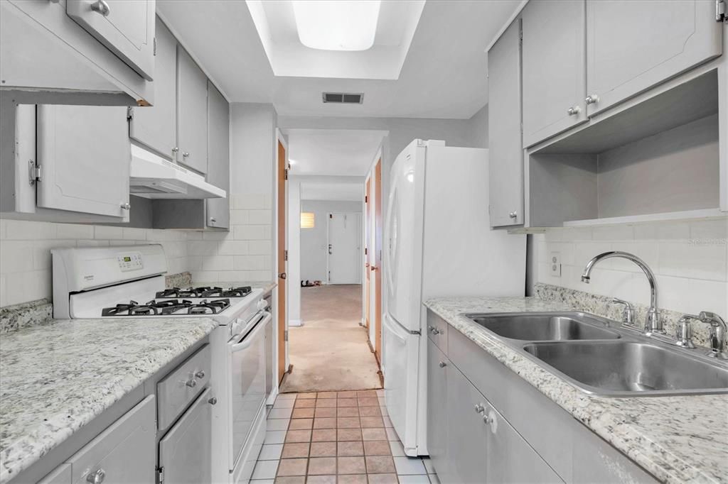 合同活跃: $59,900 (1 贝兹, 1 浴室, 680 平方英尺)