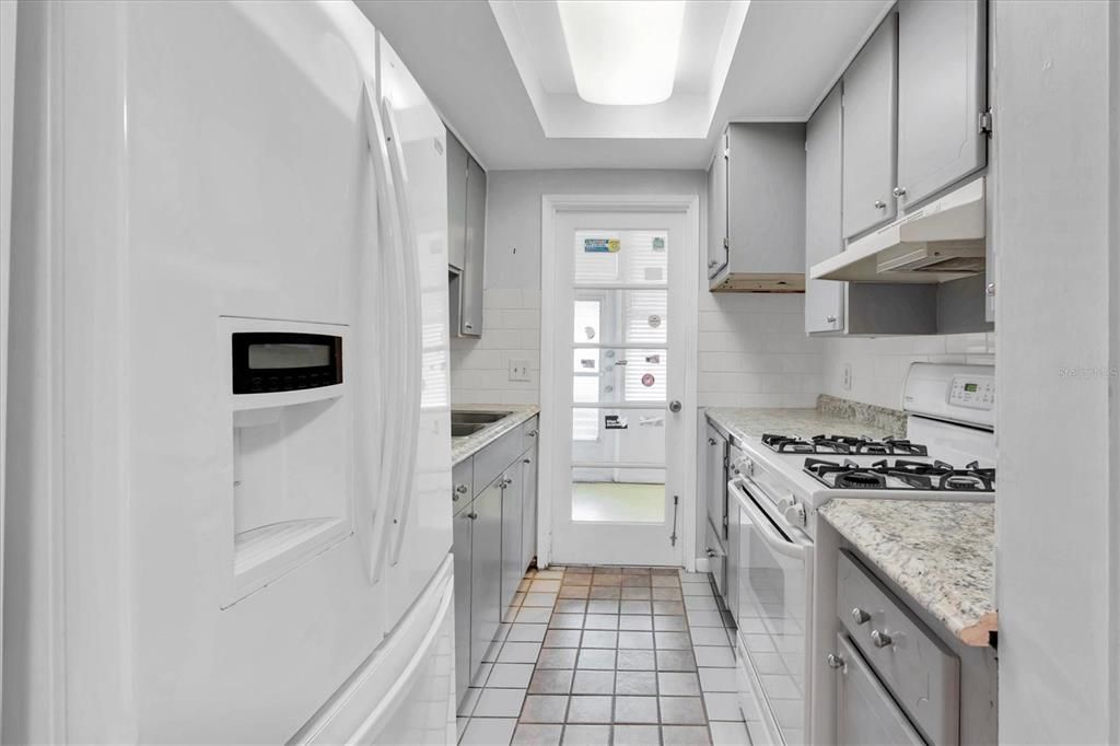 合同活跃: $59,900 (1 贝兹, 1 浴室, 680 平方英尺)