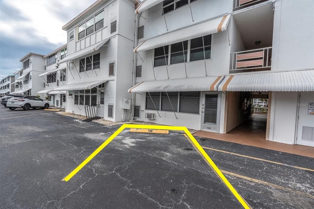 合同活跃: $59,900 (1 贝兹, 1 浴室, 680 平方英尺)