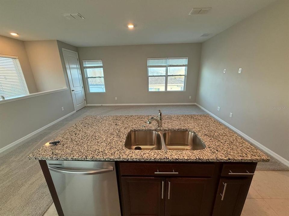 出租: $1,695 (1 贝兹, 1 浴室, 800 平方英尺)