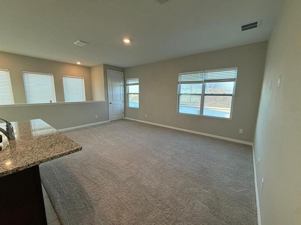 出租: $1,695 (1 贝兹, 1 浴室, 800 平方英尺)