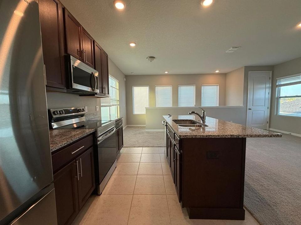 出租: $1,695 (1 贝兹, 1 浴室, 800 平方英尺)