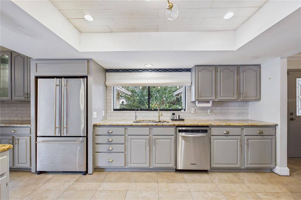 For Sale: $580,000 (3 beds, 2 baths, 2595 Square Feet)