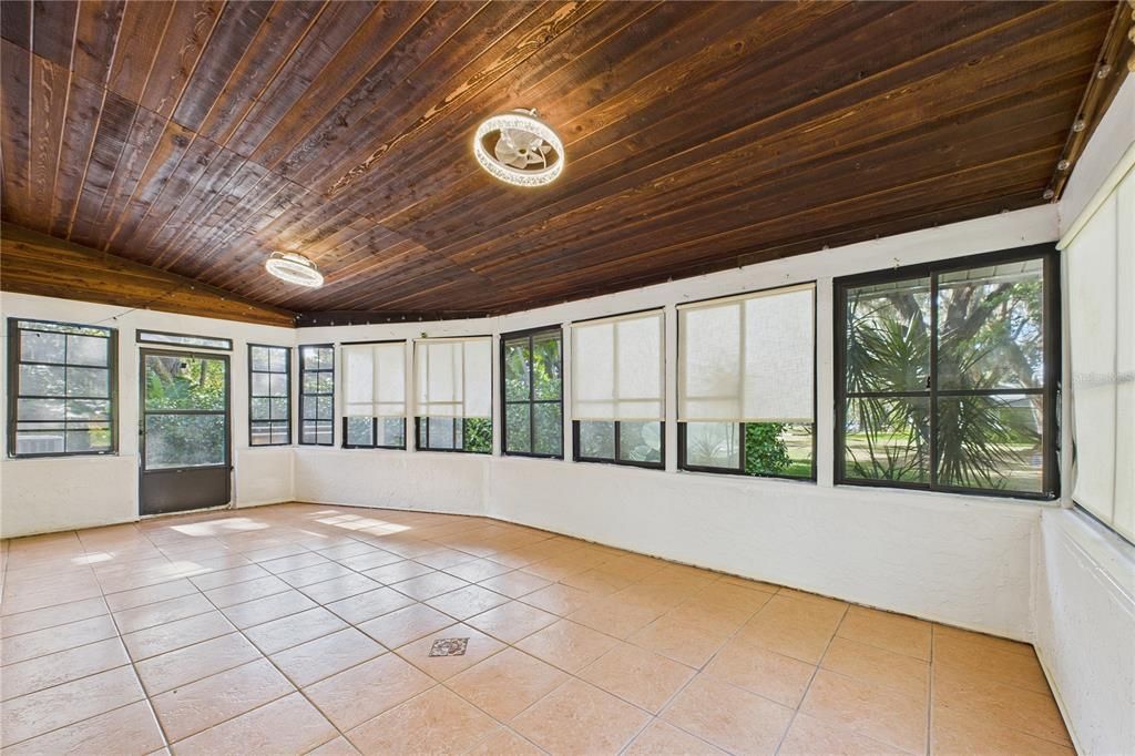 For Sale: $580,000 (3 beds, 2 baths, 2595 Square Feet)