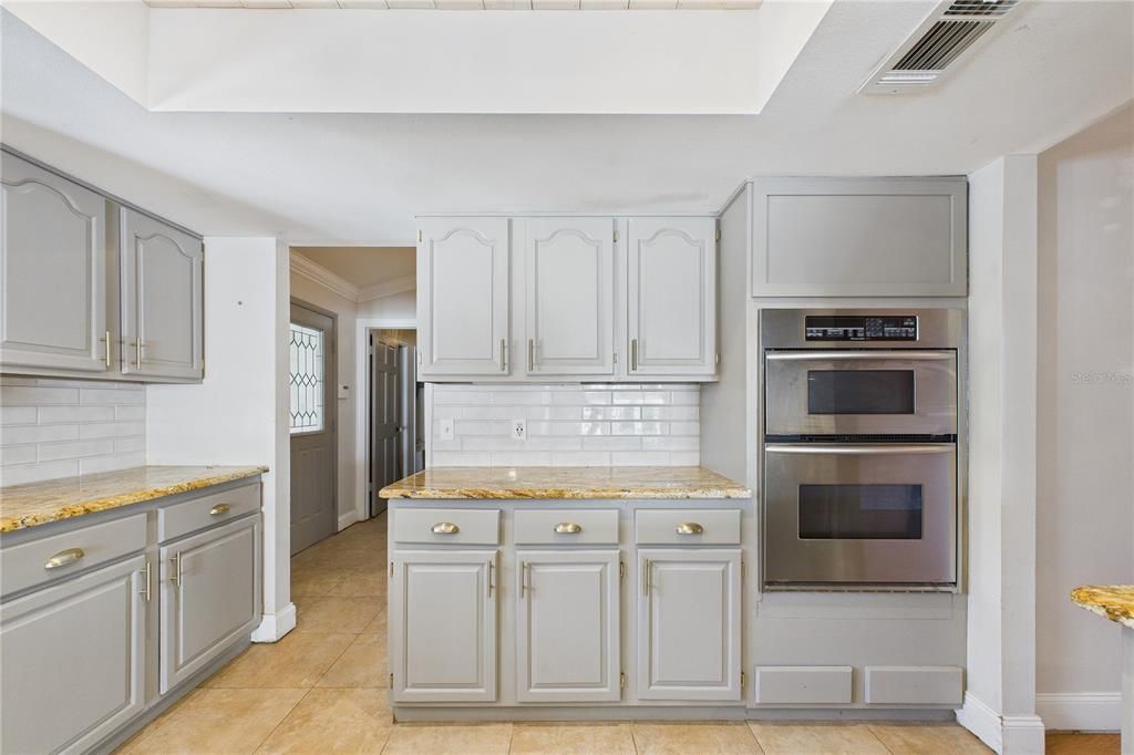 For Sale: $580,000 (3 beds, 2 baths, 2595 Square Feet)