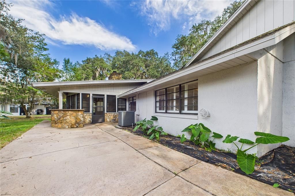 For Sale: $580,000 (3 beds, 2 baths, 2595 Square Feet)